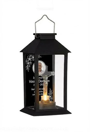 Felinar Personalizat – Veioză LED Decorativă cu incarcare Solara (Memorial) 14x14x28cm