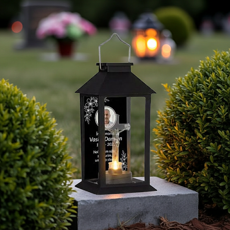 Felinar Personalizat – Veioză LED Decorativă cu incarcare Solara (Memorial) 14x14x28cm